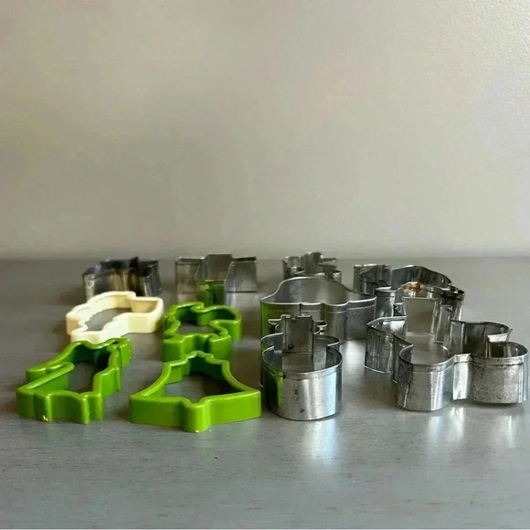 VTG Holiday Cookie Cutters 11 Metal Plastic Christmas Santa Snowman Angel - Picture 7 of 10